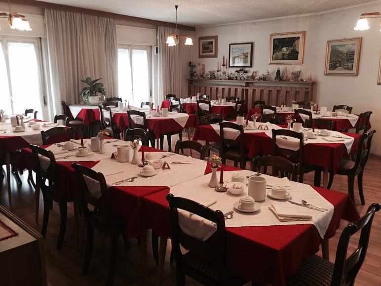 Garni Hirsch Hotel กานาเซย์ ภายนอก รูปภาพ