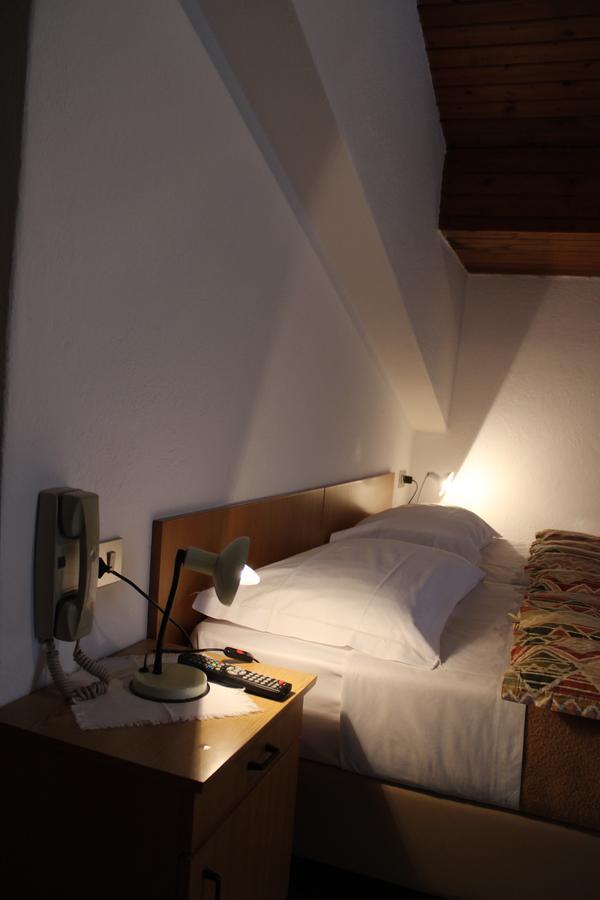 Garni Hirsch Hotel กานาเซย์ ภายนอก รูปภาพ