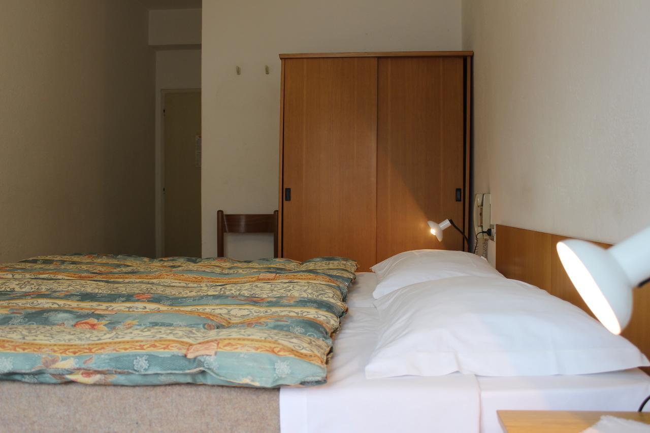 Garni Hirsch Hotel กานาเซย์ ภายนอก รูปภาพ